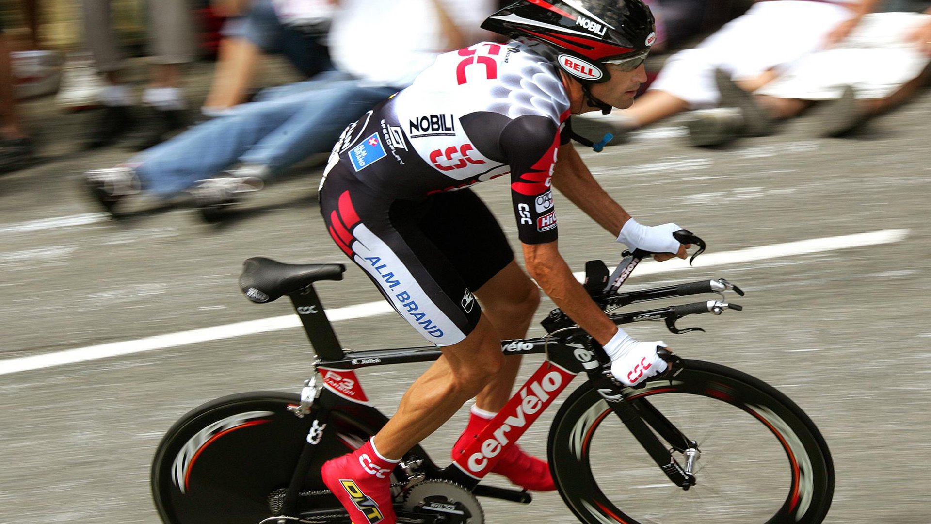 “运动前后拍照对比展”展示参赛者汗水与笑容